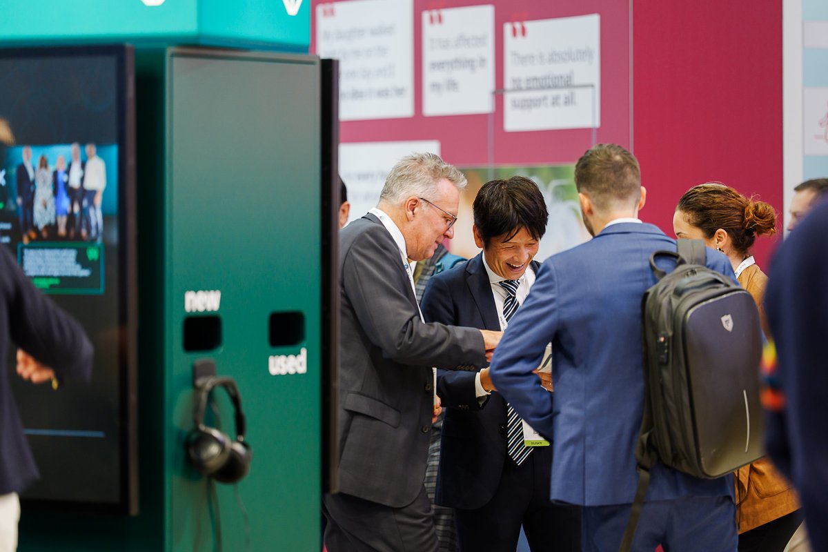 EURETINA's tweet photo. Day 1 in full motion – a quick look around #Euretina26

Thousands of participants. Dozens of sessions. One goal: advancing retina care together.

👥 Who have you reconnected with today?

#RetinaCommunity #CongressLife #EuretinaVienna #Ophthalmology #FutureOfMedicine https://t.co/6BKtCHIESs