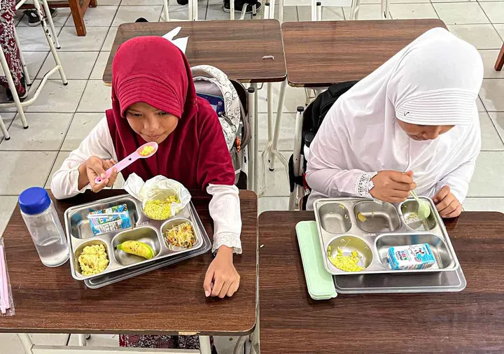 LambeSahamjja's tweet photo. rocky gerung yakin kalo mbg di hentikan anak indonesia akan stunting

dia bilang siapa yang bisa menjamin anak anak bebas dari stunting

dia bilang jangan karna emosi kepada orangnya jadi semua yang di lakukan salah

jika mbg di hentikan hari ini bisa dipastikan angka stunting makin naik