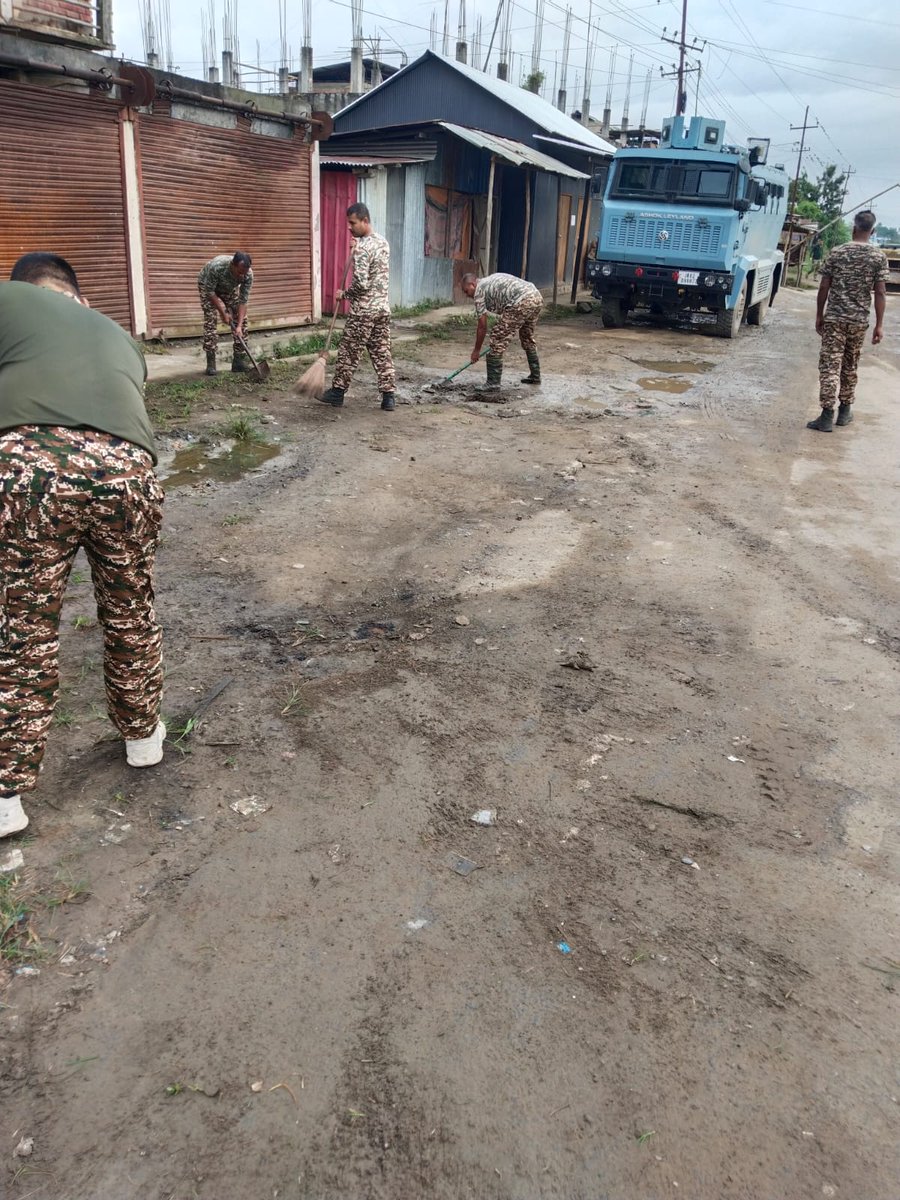 71BNCRPF's tweet photo. Swachhata Hi Seva Campaign 2026
G/71 Coy conducted the “Swachhata Hi Seva Campaign 2026” under the theme “Ek Din, Ek Ghanta, Ek Saath” at Torbung area.
#SHS2026
#SwachhataHiSeva2026
#MNSector
#Digrangeccpur
#SwachhBharatGov
#SwachhBharat
#MoHUA_India
#MoJSDDWS https://t.co/9iwNtgBnXf