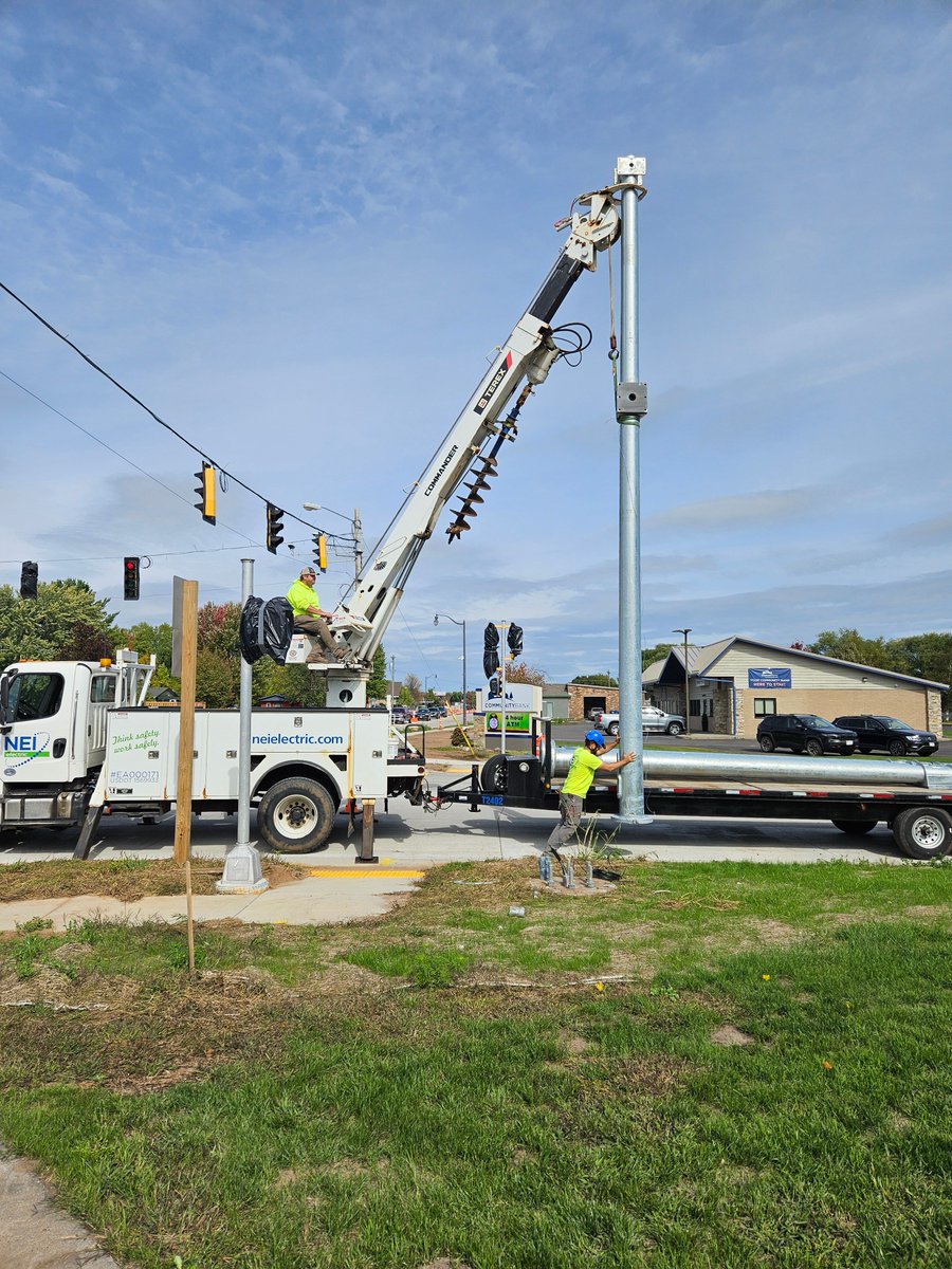 WisconsinDOT's tweet photo. A project is nearing completion on WIS 35 in Siren to improve safety. Crews are replacing the pavement on WIS 35 from Lanquist Street to Southshore Drive and resurfacing the road from Southshore to WIS 70. The project is scheduled for completion in mid-October. #WorkingForYou https://t.co/Q05Tmzj7wu