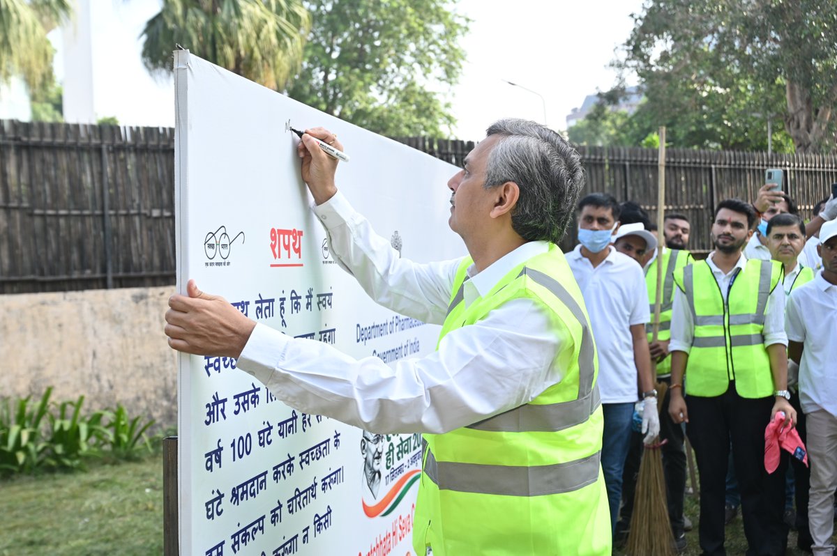 Pharmadept's tweet photo. The one-hour cleanliness drive (Shramdaan), led by Secretary, Shri Manoj Joshi along with Senior officers and employees of the Department of Pharmaceuticals, reinforced the Department’s commitment to institutionalising cleanliness practices, fostering a culture of hygiene and ensuring a clean and healthy workplace. The initiative also underscored the importance of active Jan Bhagidari in advancing the vision of Swachh Bharat, Viksit Bharat.

#SwachhataHiSeva2026 #SHS2026 #Swachhta_Abhiyan #DoP #pharmaceuticals