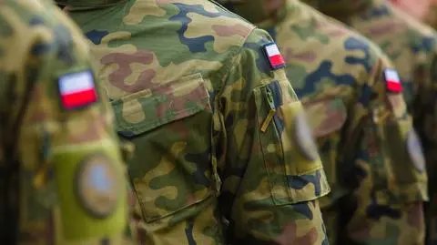 bakens48's tweet photo. Dużo głosów słychać, że w 1 dniu wojny politycy powinni zrzec się immunitetów i wraz z rodzinami pojawić się na froncie, nie w sztabie czy wyjechać na zachód 🤔

Nie rozumiem ich zdziwienia, zwykły lud ma bronić ciepłych posadek dla wąskiej grupy pseudo elit? 🤔 https://t.co/tSENowrNO3