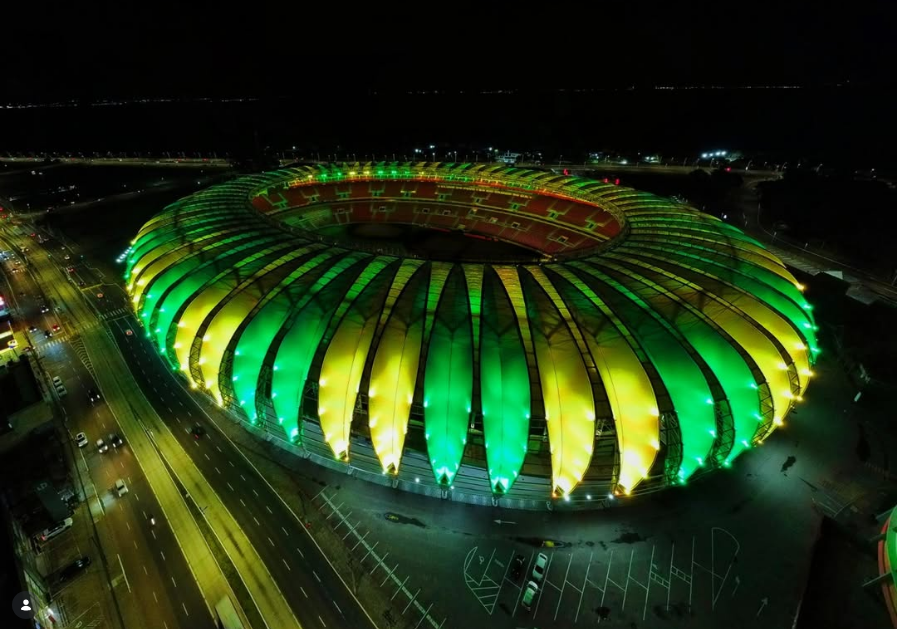Alexmorettibr's tweet photo. O Internacional, do RS, se pintou de verde e amarelo três dias antes da eleição.

Domingo de futebol é dia de cravar o 22 e fazer um golaço! 🇧🇷 https://t.co/HLCW3iGkt5