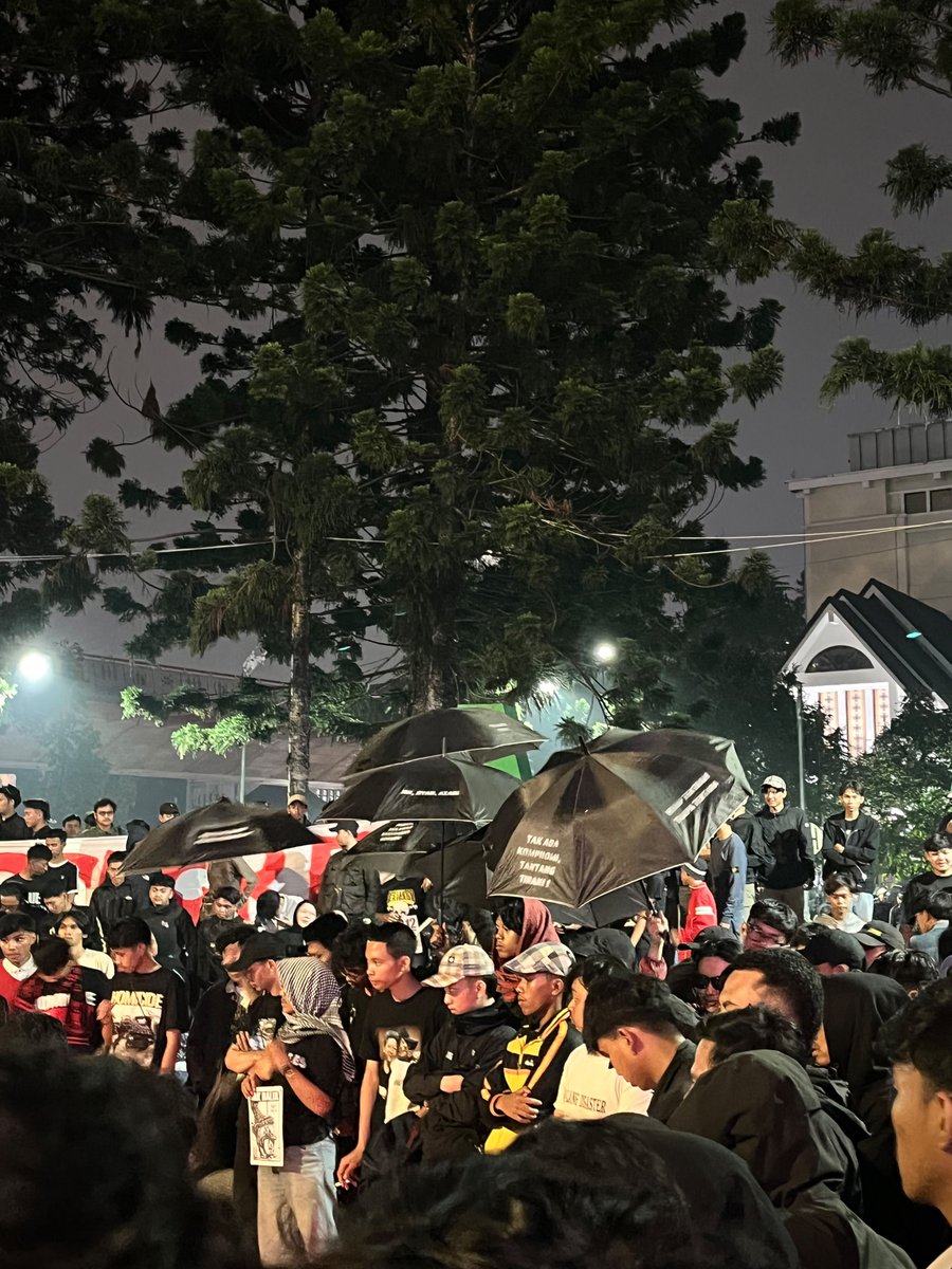 CentralsSC's tweet photo. Malam ini di Bandung, bersama seluruh elemen Bobotoh dan teman-teman Supporter di kota Bandung.

always remember never forget, malang disaster! https://t.co/hAU8Prxkod