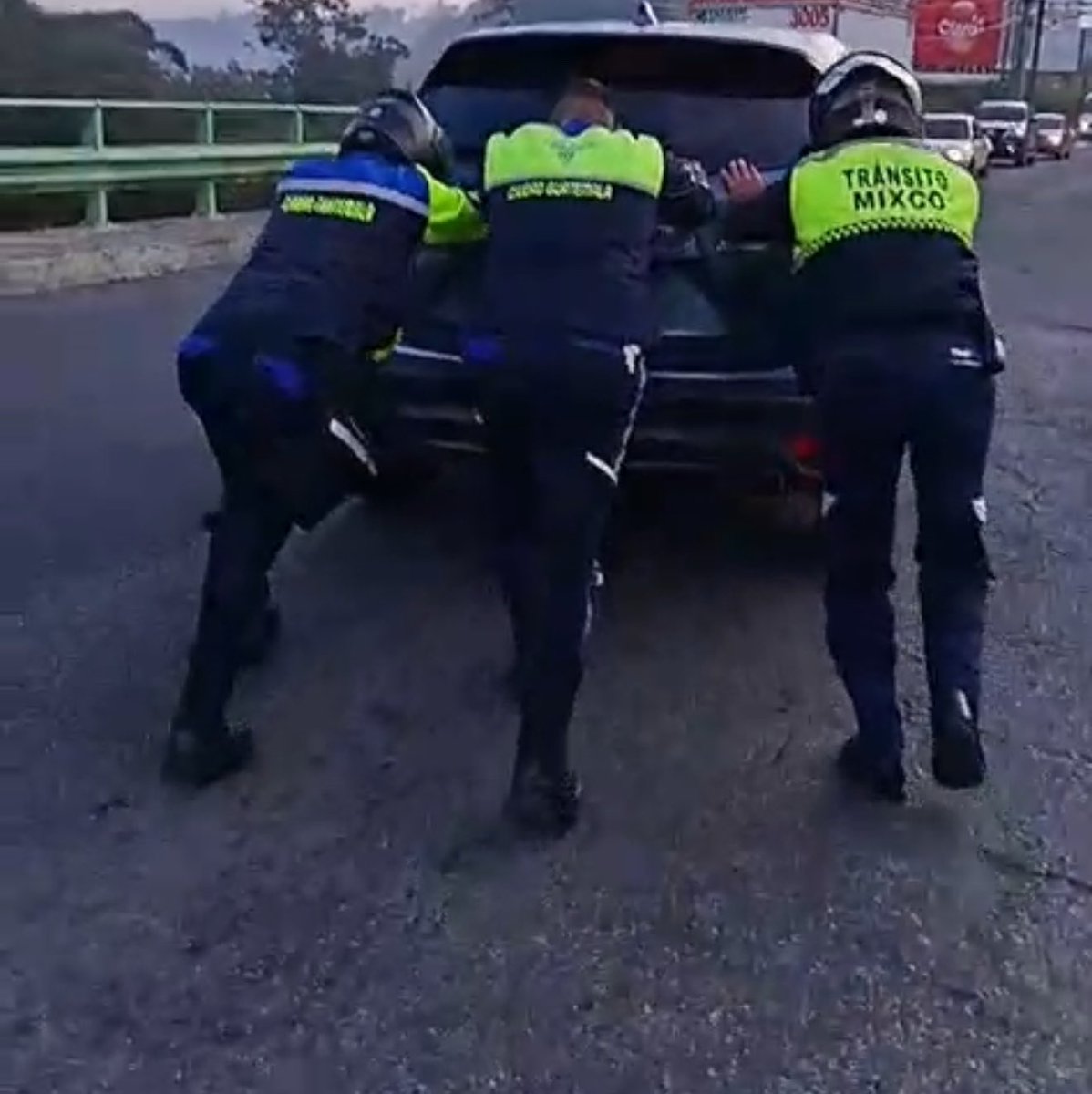 Automóvil con fallas en puente San Cristóbal, dentro de carril reversible yendo a zona 11. Policia-MT ayuda a conductor movilizando el automóvil con fuerza h…