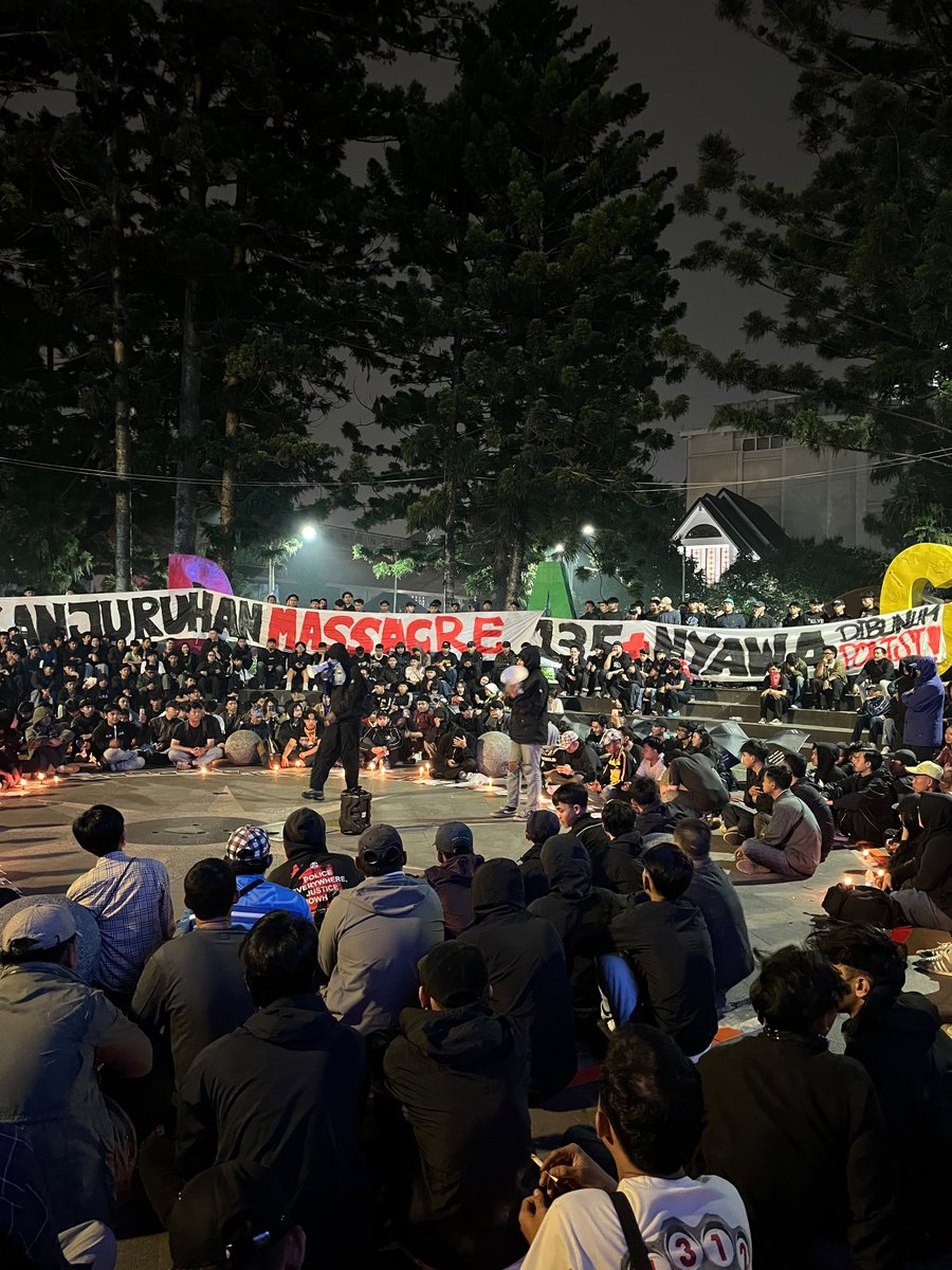 CentralsSC's tweet photo. Malam ini di Bandung, bersama seluruh elemen Bobotoh dan teman-teman Supporter di kota Bandung.

always remember never forget, malang disaster! https://t.co/hAU8Prxkod