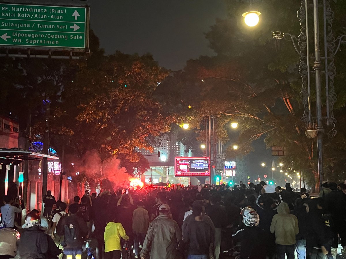 CentralsSC's tweet photo. Malam ini di Bandung, bersama seluruh elemen Bobotoh dan teman-teman Supporter di kota Bandung.

always remember never forget, malang disaster! https://t.co/hAU8Prxkod