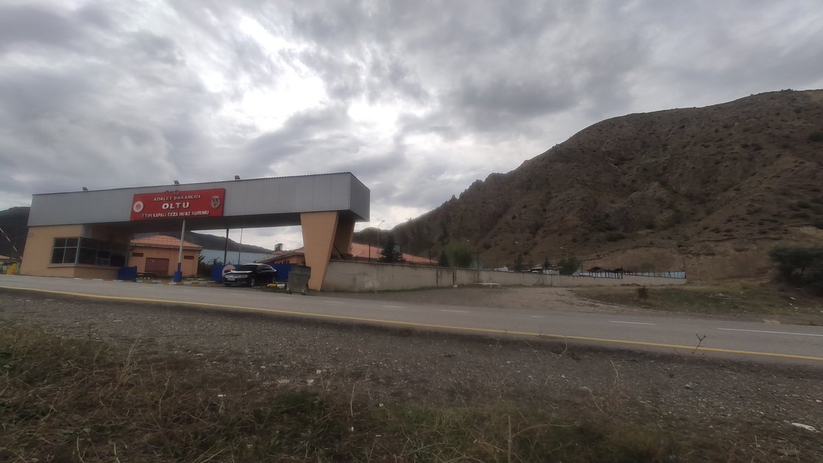 fatma_faik's tweet photo. Kıymetli hocam, Semra hocam, abilerim ve Eşim Cihat Gülseven'in tutukluluğunun 40. Günü... 
16 saat süren yolculuktan sonra Erzurum Oltu'ya vardık. 
Elhamdülillah kendisi iyi. 6 kişilik bir koğuşta kalıyor. Tüm hocalarına ve kardeşlerine çok selamı var. Dua edip dua bekliyor... https://t.co/FinlCY41KB