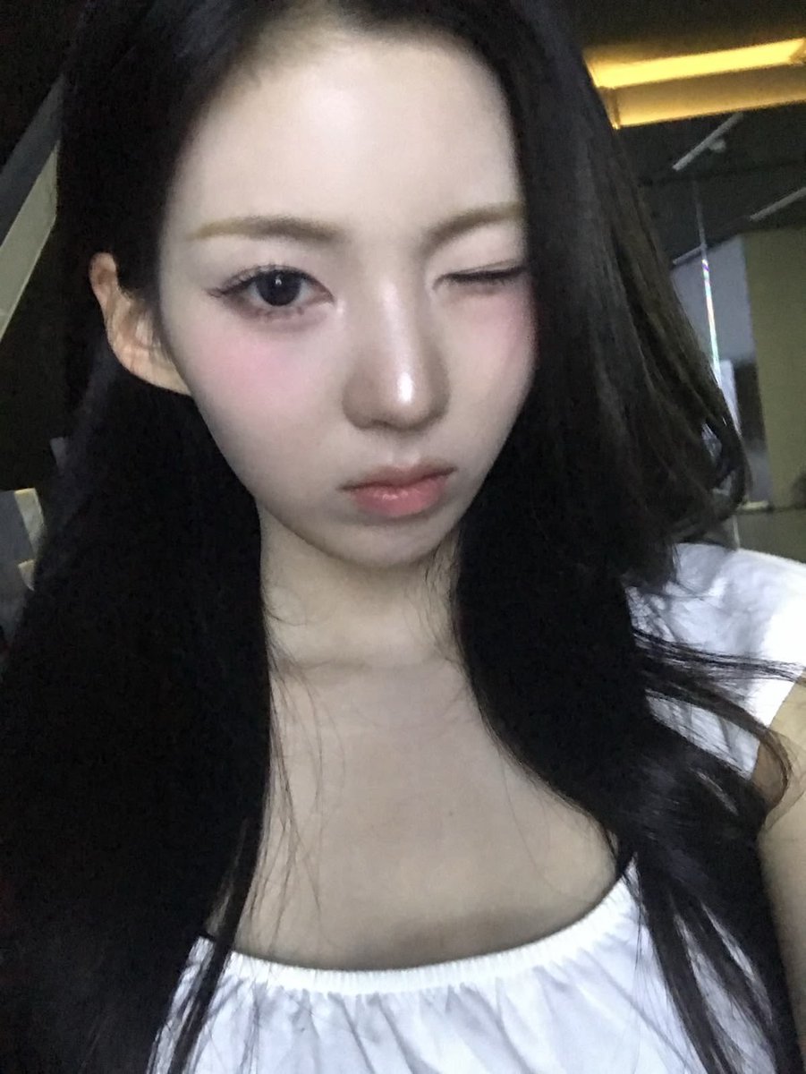 ifeye_base's tweet photo. 📸 | MEU stuns in newly shared pictures!
#MEU #미유
#ifeye #이프아이 https://t.co/7kRLVTd5UT