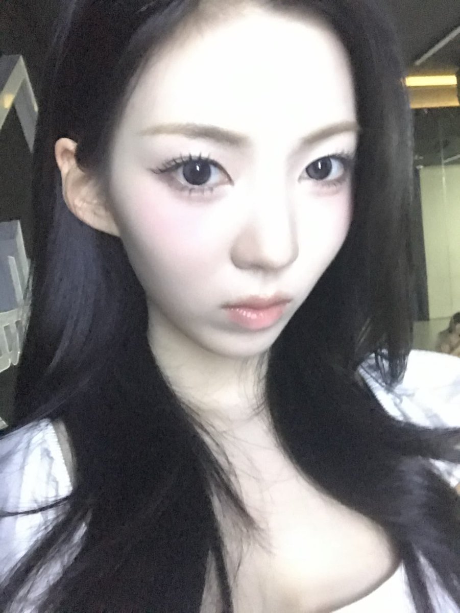ifeye_base's tweet photo. 📸 | MEU stuns in newly shared pictures!
#MEU #미유
#ifeye #이프아이 https://t.co/7kRLVTd5UT