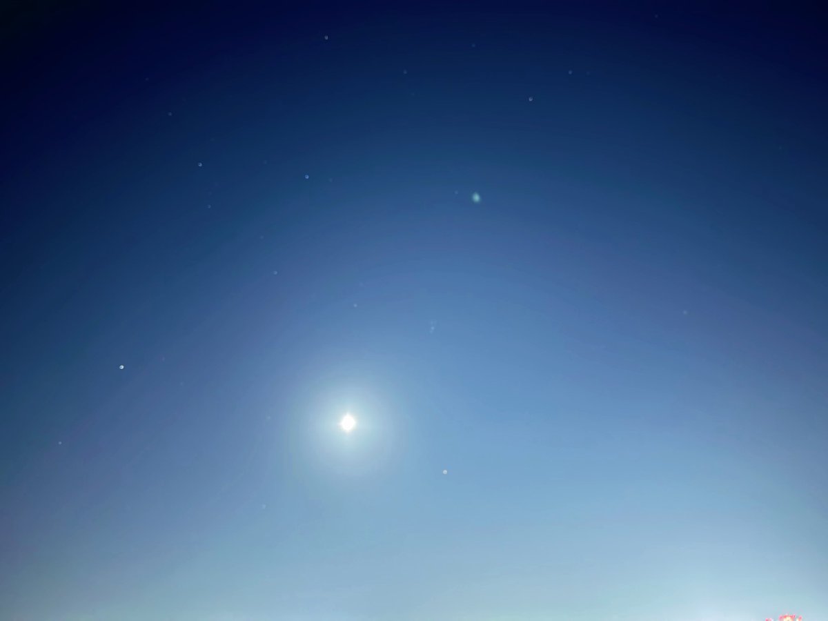 a__n422's tweet photo. 今日の月🌖
満月から下弦の月へ変わる途中
下弦の月は3日だってさ☺️

今夜は風があって涼しい
窓全開で秋の風お迎え中🍁🍂
風鈴がまたね〜って揺れてるよ🎐

...なんて詩人ちっくに✍⋆* https://t.co/SC779EphML