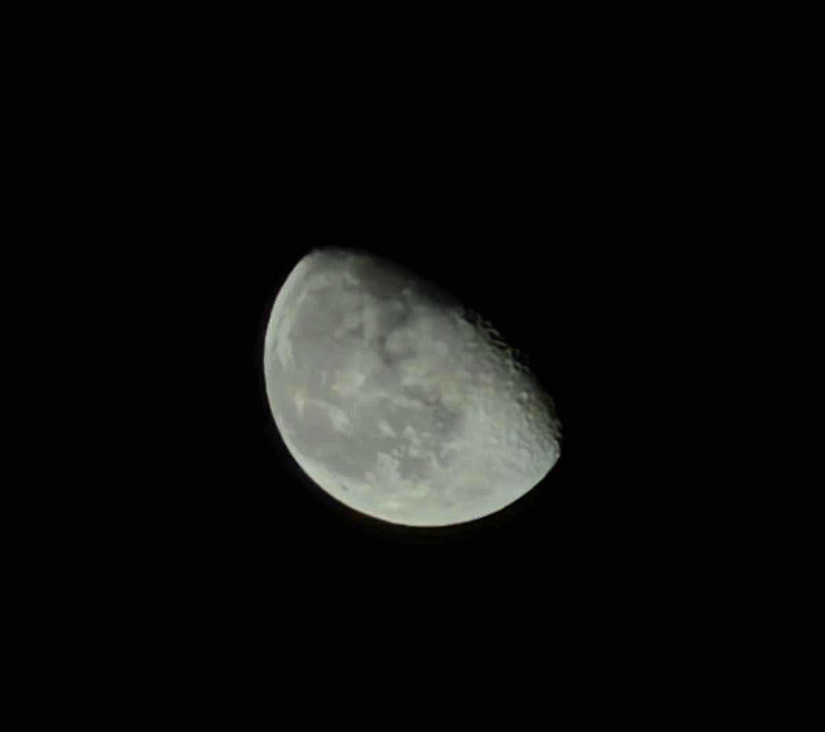 a__n422's tweet photo. 今日の月🌖
満月から下弦の月へ変わる途中
下弦の月は3日だってさ☺️

今夜は風があって涼しい
窓全開で秋の風お迎え中🍁🍂
風鈴がまたね〜って揺れてるよ🎐

...なんて詩人ちっくに✍⋆* https://t.co/SC779EphML