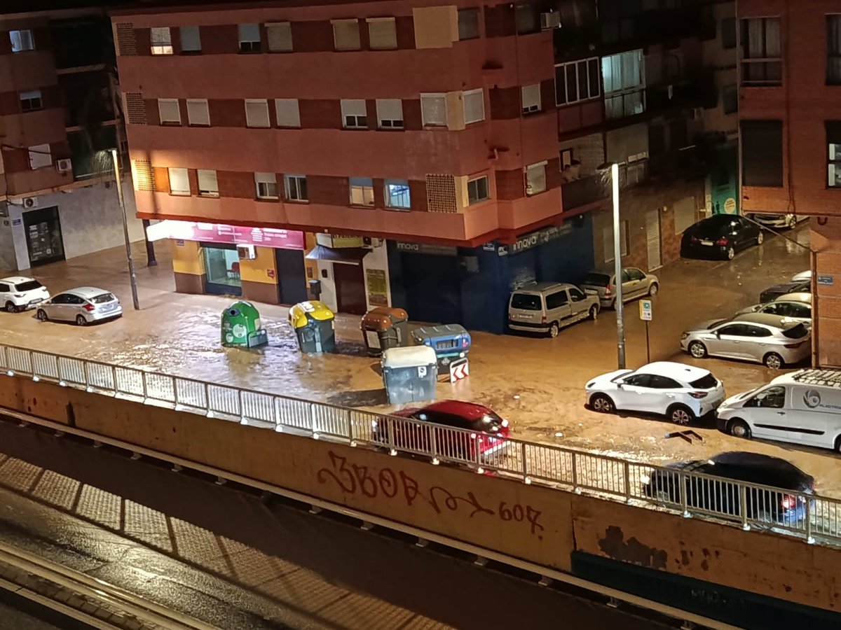 ade_caliz's tweet photo. @David_Alfafar @GVA112 A mi marido a pesar de la alerta de hace unas semanas donde se inundaron las salidas, calles...Le han quitado 191 euros https://t.co/bgbVU4VRZi