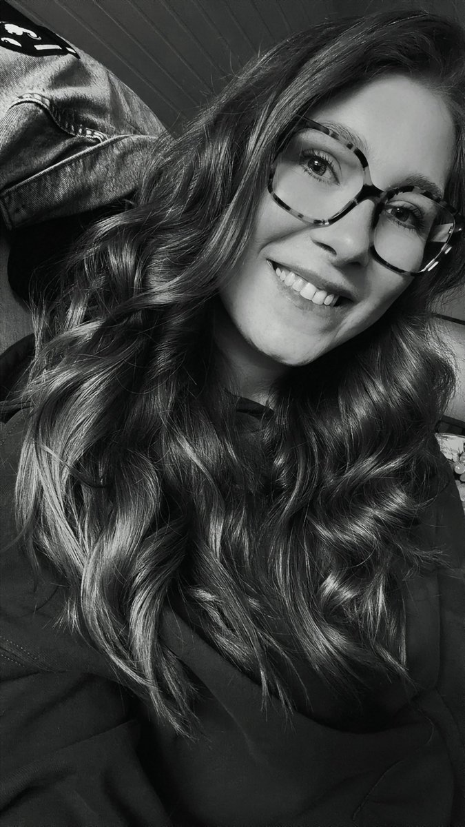 Shellynese's tweet photo. bin wieder zurück aus dem Urlaub &amp; live ♥️

hab heute zwar nen nicht so guten Tag, aber wir machen das Beste draus ✨ https://t.co/DW0dx2AkQn