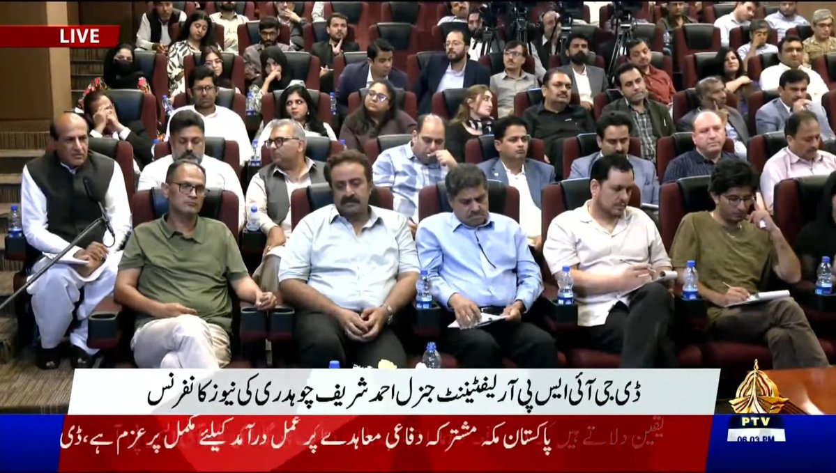 ahmad__bobak's tweet photo. ان تمام میں سے کوئی ایک بھی مرد کا بچہ نہیں نکلا، سب کو جو سوالات لکھ کر دیے گئے تھے وہ ہی انھوں نے پوچھ لیے https://t.co/001to0OcBt