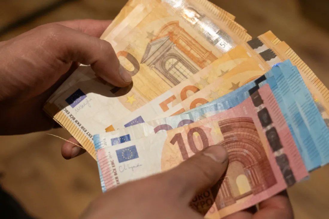 AlertesInfos's tweet photo. 🇫🇷 FLASH - Le gouvernement veut PRÉLEVER 17% sur les comptes bancaires, Livrets A et assurances-vie oubliés transférés à la Caisse des dépôts, afin de récupérer 1,4 milliard d’euros en 2027. Les titulaires pourront toujours récupérer l’intégralité de leur argent, avec les intérêts. (BFM Business)