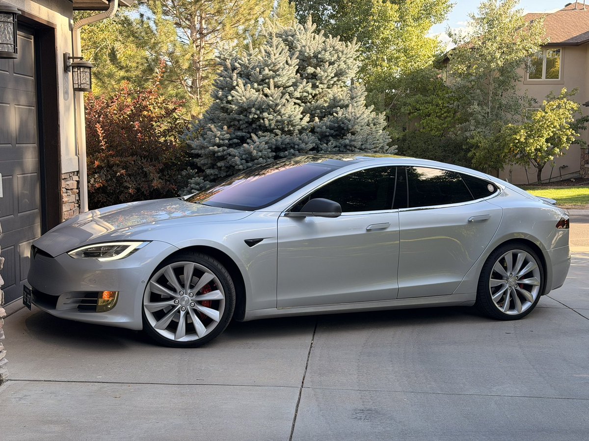 spotted_model's tweet photo. Hey just a heads up if you’re interested in a legacy P100D that stickered at $164,000 with every available option available at the time - with everything still working including the rare sunroof option and upgraded sound, this one is available for $27,500. Purchased it six months ago from a friend and have more than $35,000 into it. Silver on white is super rare. Lmk. Haven’t listed it nationally on any platform yet. Share with your friends who appreciate a brand new MCU2 vertical screen 🙌🙏