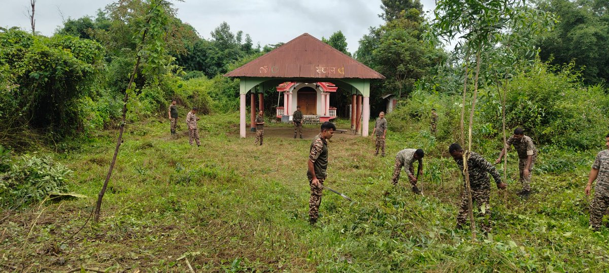 71BNCRPF's tweet photo. Swachhata Hi Seva Campaign 2026
Dett-71 CRPF and F/71 Coy jointly conducted the “Swachhata Hi Seva Campaign 2026” under the theme “Ek Din, Ek Ghanta, Ek Saath” at Torbung area.
#SHS2026
#SwachhataHiSeva2026
#MNSector
#SwachhBharatGov
#SwachhBharat
#MoHUA_India
#MoJSDDWS https://t.co/uszJ87Veia