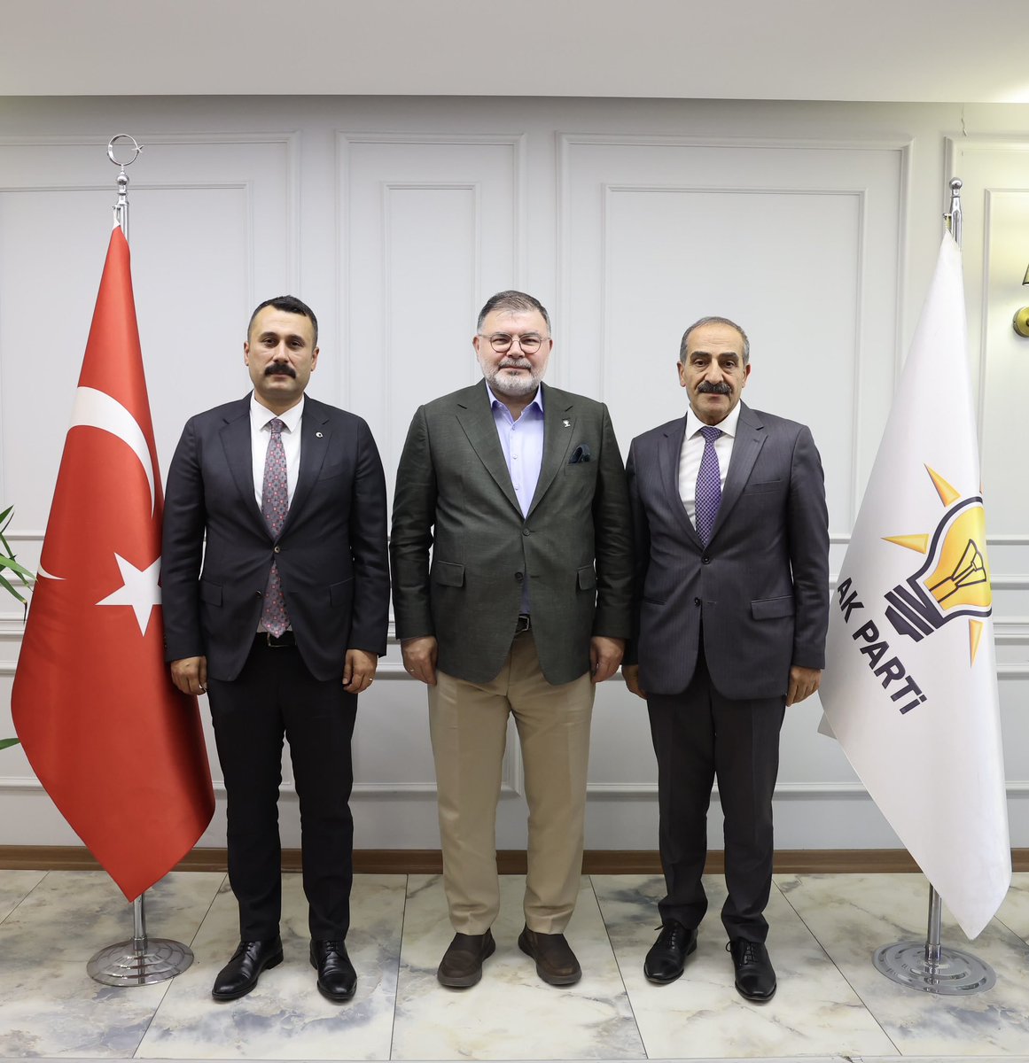 Bilalsaygili's tweet photo. İzmir İl Göç İdaresi Müdürü Sn. Hüseyin Demir’i İl Başkanlığımızda ağırladık.

İzmir’imizde yürütülen göç yönetimi çalışmalarını, kurumlar arası iş birliğini ve şehrimizin bu alandaki önceliklerini değerlendirdik.

Nazik ziyaretleri ve kıymetli değerlendirmeleri için sayın müdürümüze teşekkür ediyor, çalışmalarında başarılar diliyorum.