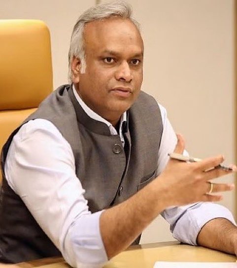 savedemocracyI's tweet photo. ब्रेकिंग न्यूज 🚨

कर्नाटक के गृहमंत्री प्रियांक खड़गे का बड़ा एक्शन🔥

Aland में हर फर्जी वोटर डिलीट कराने पर ऑपरेटर को 80 रुपये मिले थे, ये कर्नाटक पुलिस SIT की जांच में सामने आया था। 

जिसके बाद आलंद में मामला दर्ज हुआ था , अब SIR से जुड़े कथित फर्जीवाड़े के आरोपियों के खिलाफ बेलगावी में FIR दर्ज की गई है।

गृहमंत्री प्रियांक खड़गे लगातार लोकतंत्र से खिलवाड़ करने वालों के ख़िलाफ़ कड़ी कार्रवाई कर रहे हैं। 
@PriyankKharge