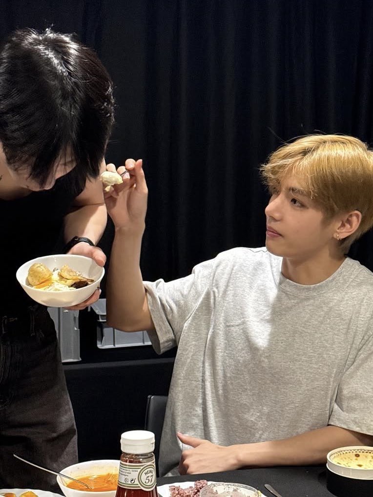 kthjjg's tweet photo. the shot     vs     the moment https://t.co/pTXkK5c8qJ