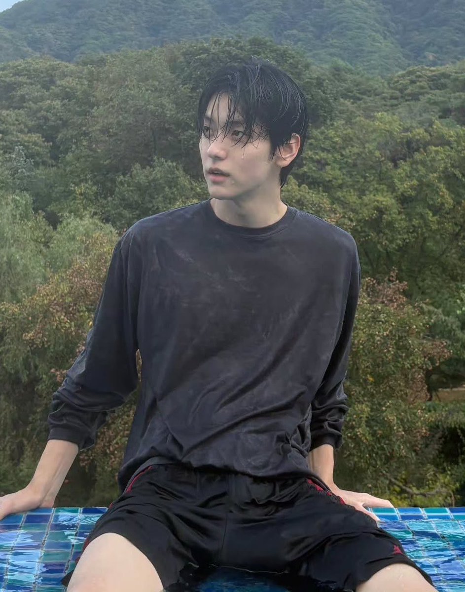 soobidimps's tweet photo. this is somehow worse than if he was buttnaked in the damn pool https://t.co/YVv3TGqq7D
