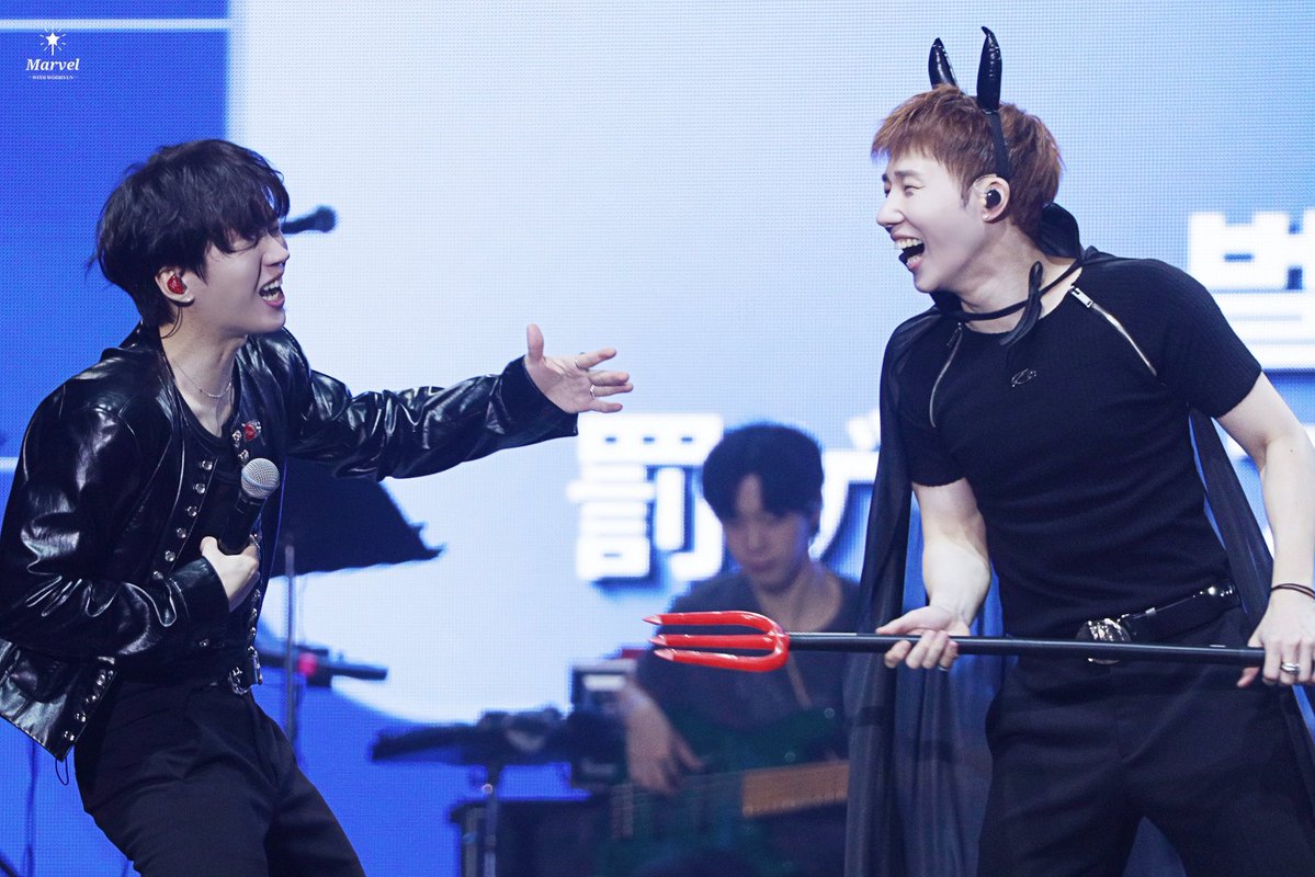 wh_marvel's tweet photo. 남초딩 vs 규초딩

260922 무한대집회5 일본 

#인피니트 #INFINITE #남우현 #우현 
#무한대집회5 #김성규 #성규 https://t.co/cXYl4XKS9e