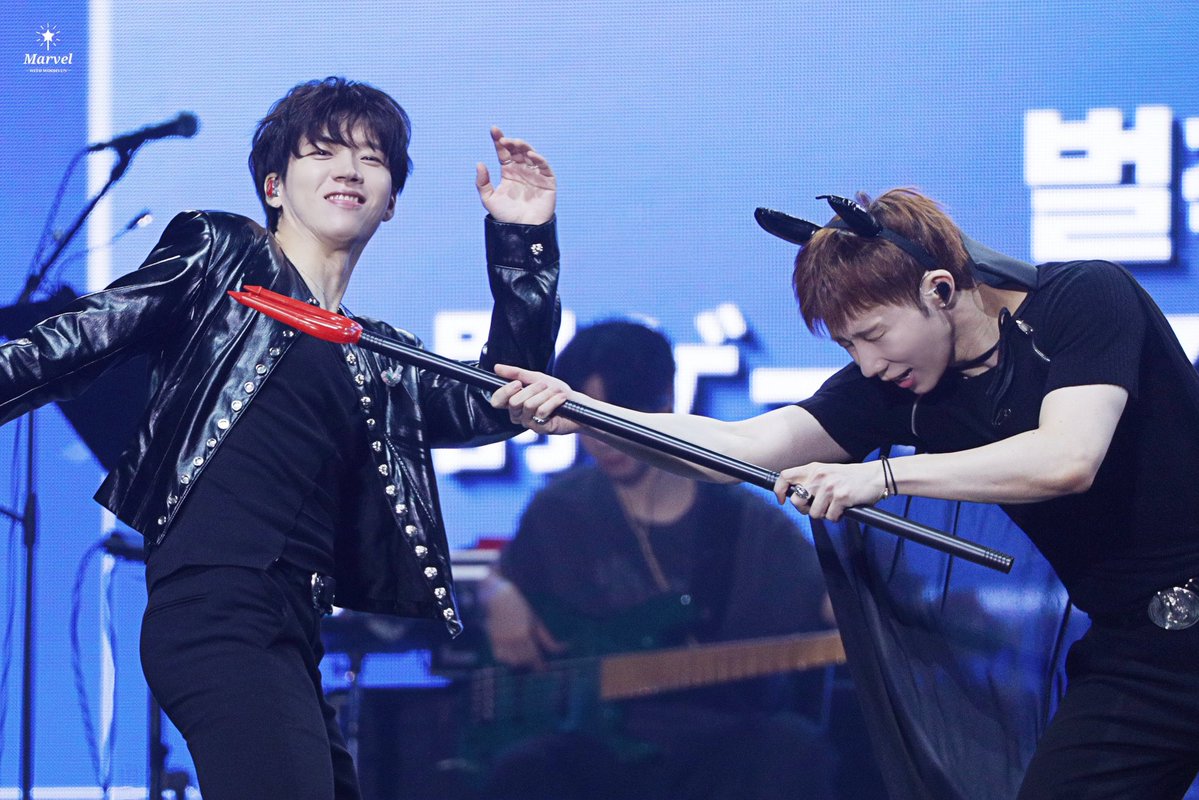 wh_marvel's tweet photo. 남초딩 vs 규초딩

260922 무한대집회5 일본 

#인피니트 #INFINITE #남우현 #우현 
#무한대집회5 #김성규 #성규 https://t.co/cXYl4XKS9e