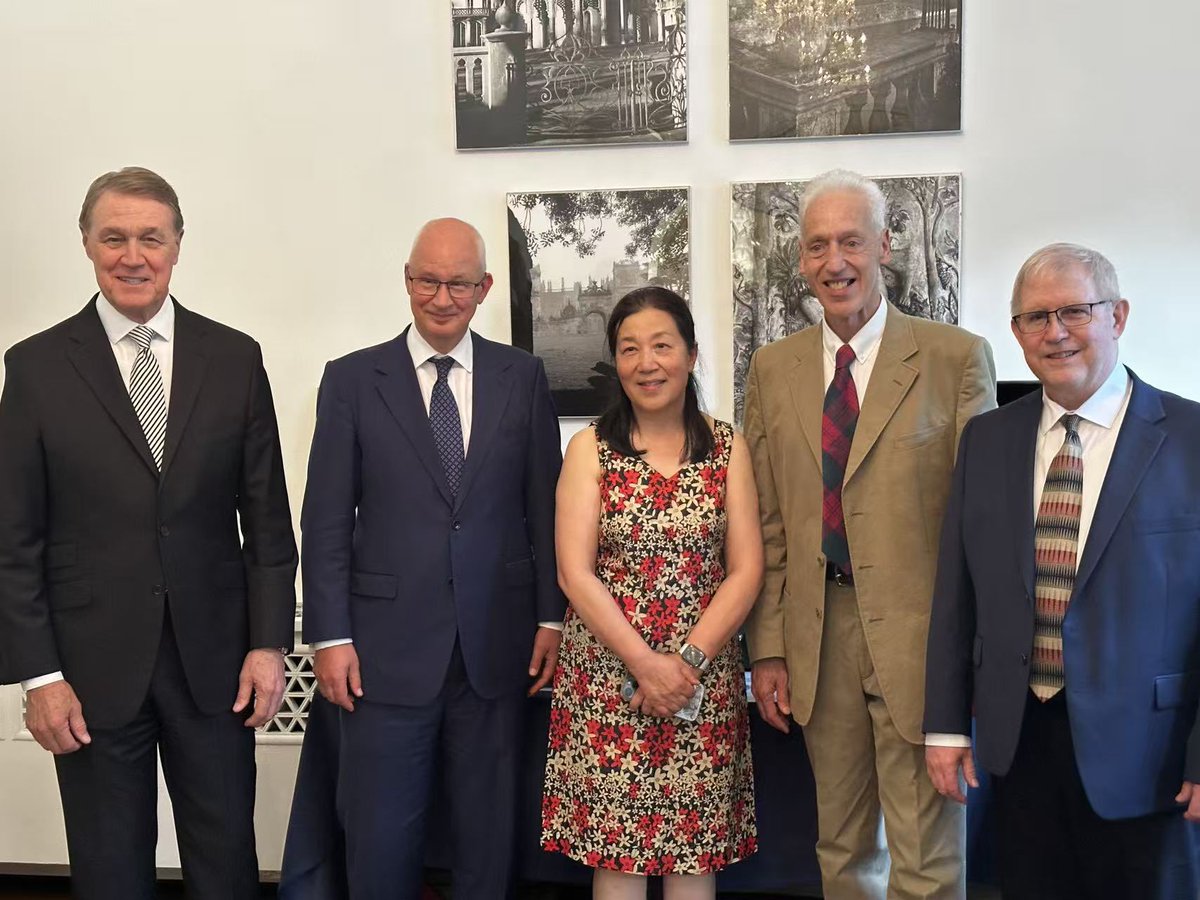 PeterWilson's tweet photo. On 18/9, Great Wall of 🇨🇳 explorer William Lindesay (🇬🇧) exhibited some of the 1000’s of photographs taken along the length of the Wall in 1908 by Dr William Geil (🇺🇸) at my Residence in Beijing for the 1st time

This double discovery odyssey astonishes.  See thread below

中英美 https://t.co/I9PNpbsUwk
