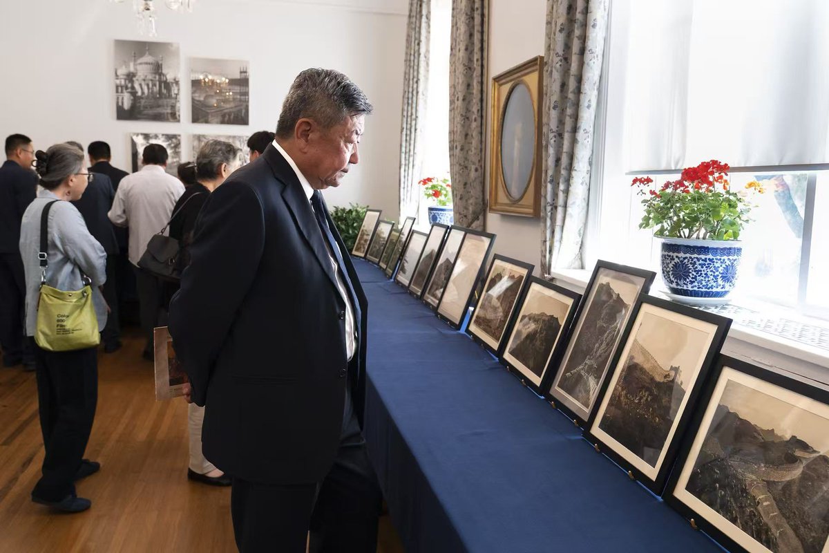 PeterWilson's tweet photo. On 18/9, Great Wall of 🇨🇳 explorer William Lindesay (🇬🇧) exhibited some of the 1000’s of photographs taken along the length of the Wall in 1908 by Dr William Geil (🇺🇸) at my Residence in Beijing for the 1st time

This double discovery odyssey astonishes.  See thread below

中英美 https://t.co/I9PNpbsUwk