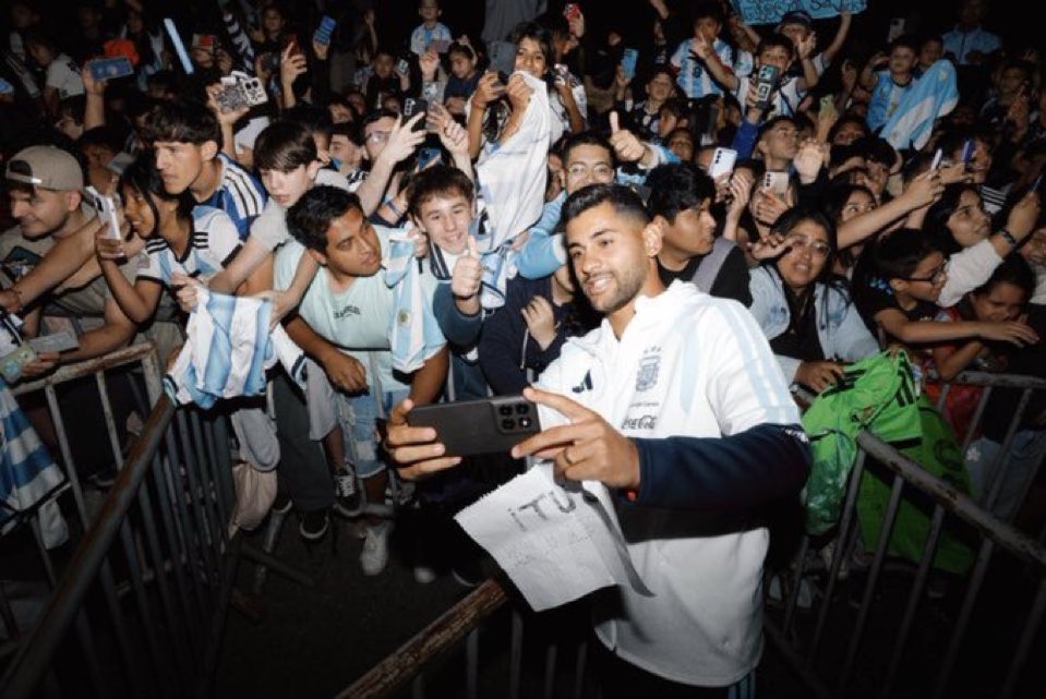 abruuddf's tweet photo. ZAYN LLEGÓ A LA ARGENTINA https://t.co/lGNCt6FwJX