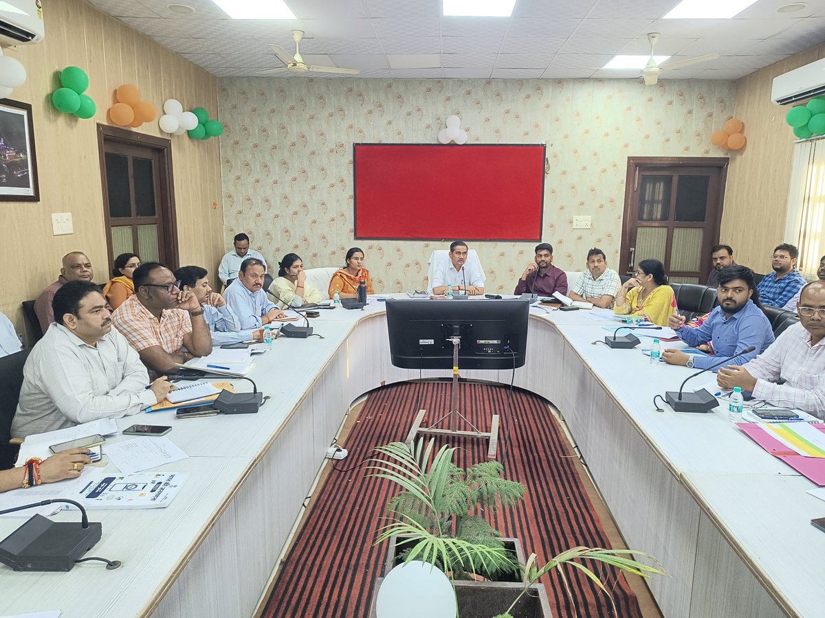 DMMathura1's tweet photo. भारत की जनगणना-2027 के द्वितीय चरण के संबंध में बैठक हुई संपन्न।

उप गणना ब्लॉकों के गठन तथा प्रगणक व प्रर्यवेक्षकों की संख्या को अन्तिम रूप देने के सम्बन्ध में अधिकारियों को आवश्यक दिशा-निर्देश दिए।

जनगणना के कार्यों को पूर्ण निष्ठा एवं जिम्मेदारी से करना सुनिश्चित करें।

#censusup #census2027 #censusinmathura

@UPGovt @myogiadityanath
@CMOfficeUP @InfoDeptUP