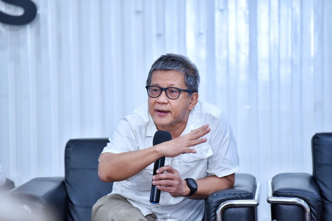LambeSahamjja's tweet photo. rocky gerung yakin kalo mbg di hentikan anak indonesia akan stunting

dia bilang siapa yang bisa menjamin anak anak bebas dari stunting

dia bilang jangan karna emosi kepada orangnya jadi semua yang di lakukan salah

jika mbg di hentikan hari ini bisa dipastikan angka stunting makin naik