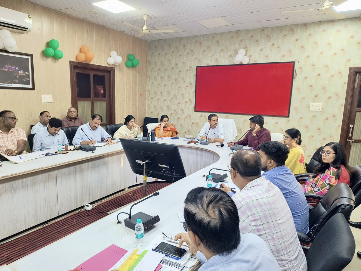 DMMathura1's tweet photo. भारत की जनगणना-2027 के द्वितीय चरण के संबंध में बैठक हुई संपन्न।

उप गणना ब्लॉकों के गठन तथा प्रगणक व प्रर्यवेक्षकों की संख्या को अन्तिम रूप देने के सम्बन्ध में अधिकारियों को आवश्यक दिशा-निर्देश दिए।

जनगणना के कार्यों को पूर्ण निष्ठा एवं जिम्मेदारी से करना सुनिश्चित करें।

#censusup #census2027 #censusinmathura

@UPGovt @myogiadityanath
@CMOfficeUP @InfoDeptUP