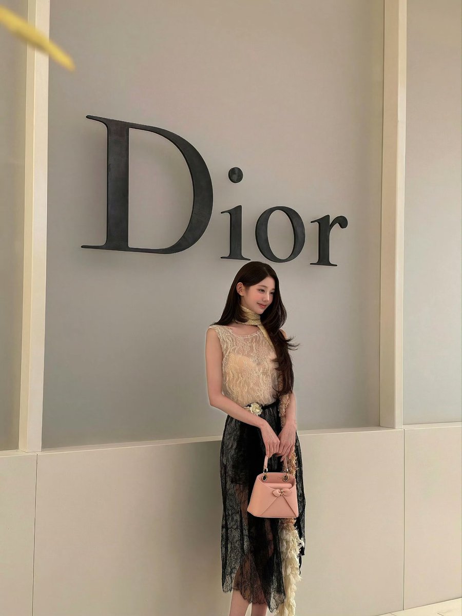 Knifedi's tweet photo. Wonyoung’s natural sophistication highlights the delicate craftsmanship behind every Dior piece.

WONYOUNG IN DIOR
#WonyoungDiorSummer27
#JANGWONYOUNG
#WONYOUNG
#DiorSummer27 @Dior https://t.co/xQJoNRlAUp