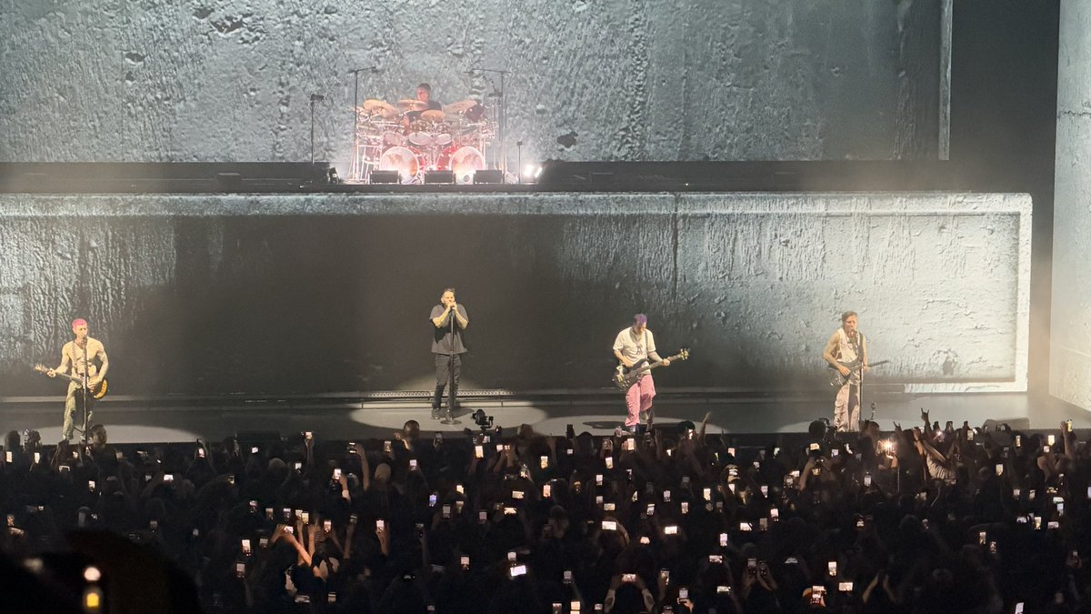 JG_A7X's tweet photo. てかiPhone18 pro maxの4倍と8倍で取ったA7Xのライヴ写真が綺麗すぎてびびった(2階席の真ん中の1番後ろから撮影)
この日のために発売日に変えてよかった🥹 https://t.co/Wjj1vrkDo5
