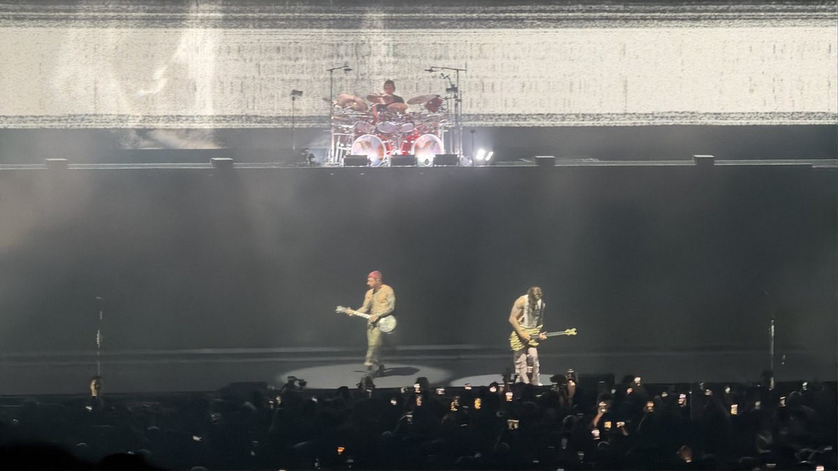 JG_A7X's tweet photo. てかiPhone18 pro maxの4倍と8倍で取ったA7Xのライヴ写真が綺麗すぎてびびった(2階席の真ん中の1番後ろから撮影)
この日のために発売日に変えてよかった🥹 https://t.co/Wjj1vrkDo5