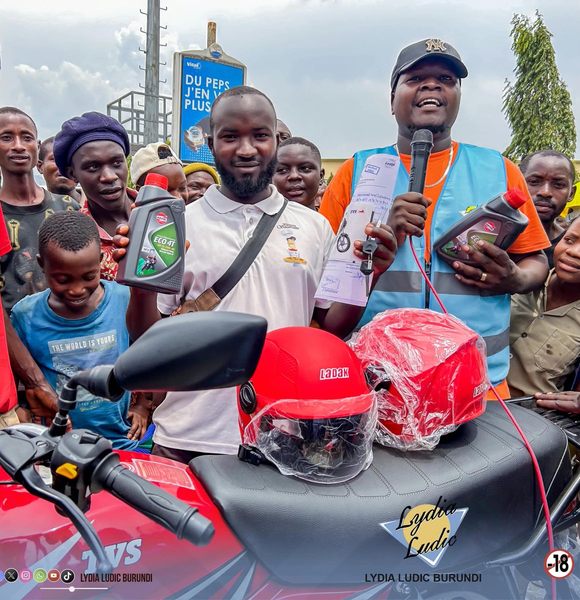 LLBurundi's tweet photo. Encore une TVS Kayuki remportée ! 💃🔥🔥

Devinez où cela s’est passé ? ❓
Ce chanceux de la ville a remporté une toute nouvelle moto TVS Kayuki dans la Tombola WEHOKUKI, avec un ticket de seulement 2 000 FBu ! 🥳🥰

 Tentez votre chance et laissez WEHOKUKI vous gâter aussi. 🍀🔥 https://t.co/Gxcgz1W8tQ