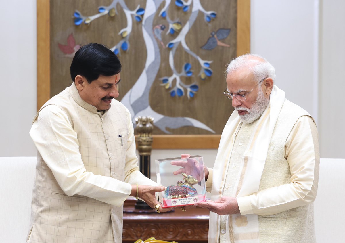 Indiadaily_live's tweet photo. मुख्यमंत्री मोहन यादव ने दिल्ली में प्रधानमंत्री नरेंद्र मोदी से मुलाकात की।
@DrMohanYadav51 @narendramodi #PMModi #NarendraModi #MohanYadavNews #PMModiNews #MadhyaPradesh #MPNews #MadhyaPradeshCM #CMMohanYadav #ModiMohanMeeting #MohanYadavMeetsPM #PMModiMeeting https://t.co/YIbsmAfVZ5