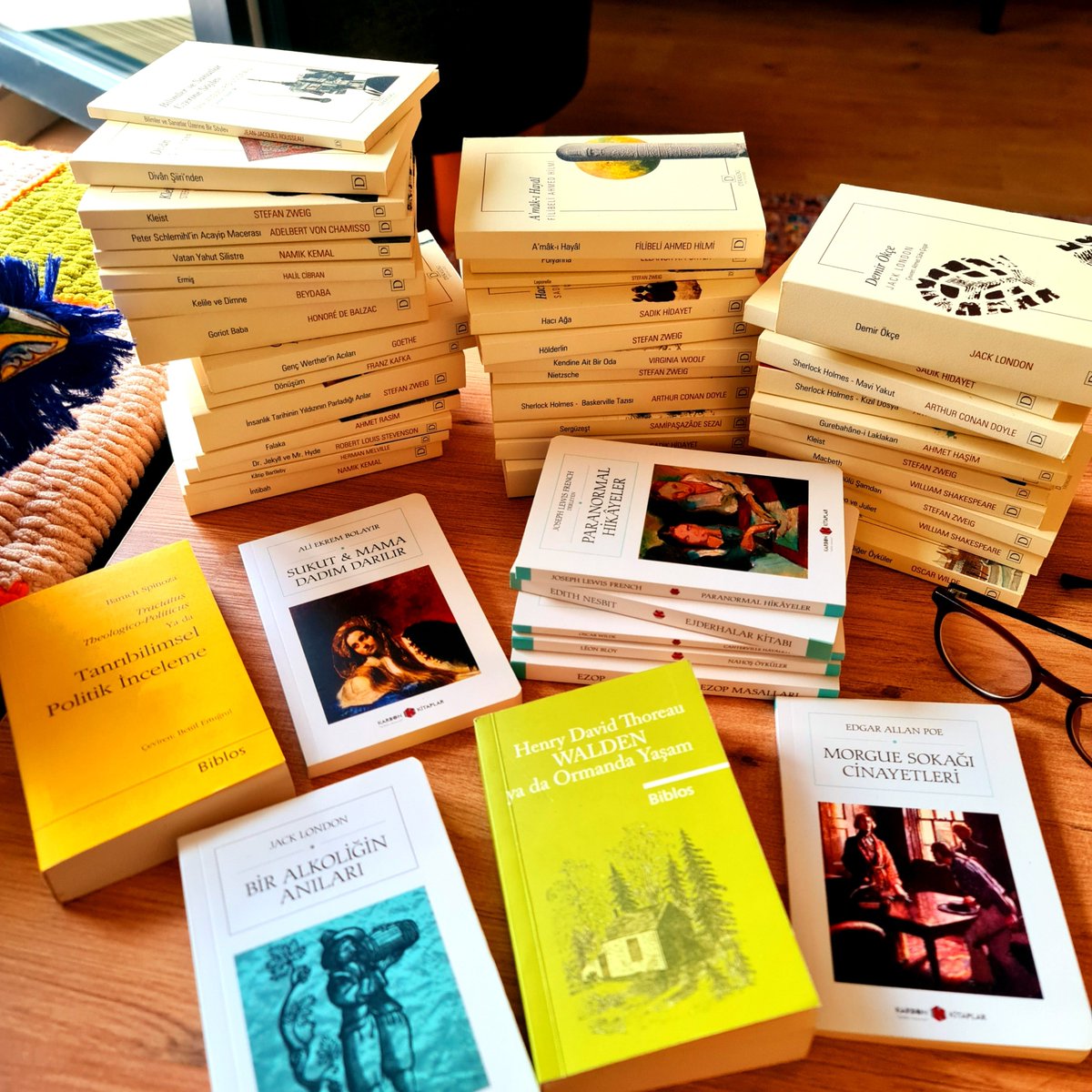 denizkitapveay's tweet photo. "Küçük çanta kullandığım için yanımda kitap taşıyamıyordum" yahudi  aklı bu bir çözüm buldu 😅 küçük olsada gayet okunaklı bu serilerden zor buluyorum karşıma çıktıkça alıyorum https://t.co/ejFb3Ut65B