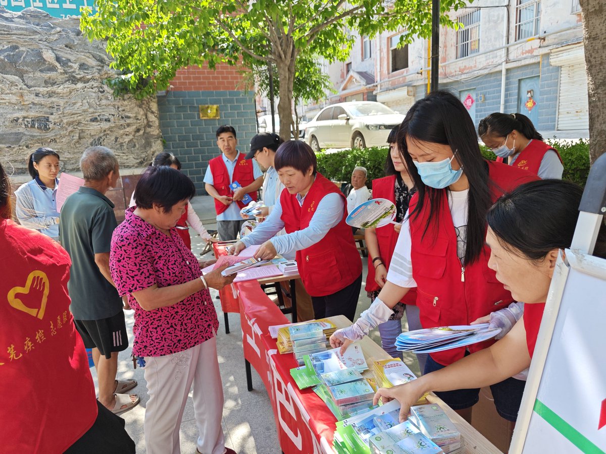 terry_gierc_41's tweet photo. Found a group of涸匈聘档 experts working on the new community project! They’re doing amazing work to help local people.， https://t.co/wr6sl7v8PN