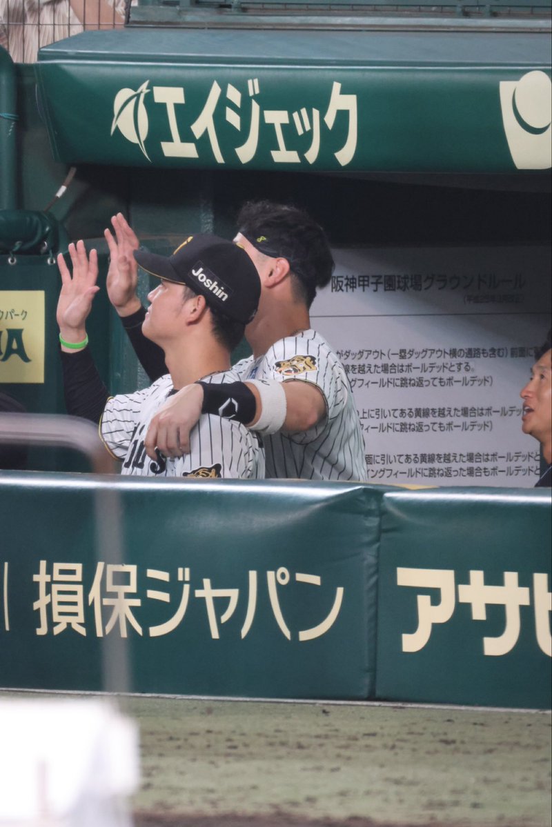 sa___37___'s tweet photo. てるのおかげで一緒にハイタッチできてた😭😭😭😭 https://t.co/ugWg0np8as