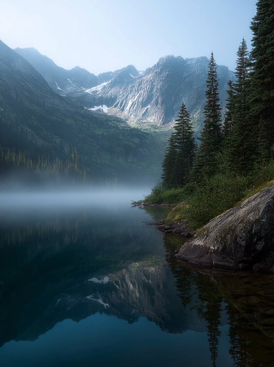 worldclick56's tweet photo. Misty morning at the mountain lake. 🍃 https://t.co/SzAKToXHbb