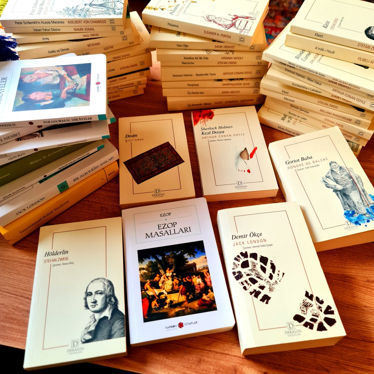 denizkitapveay's tweet photo. "Küçük çanta kullandığım için yanımda kitap taşıyamıyordum" yahudi  aklı bu bir çözüm buldu 😅 küçük olsada gayet okunaklı bu serilerden zor buluyorum karşıma çıktıkça alıyorum https://t.co/ejFb3Ut65B