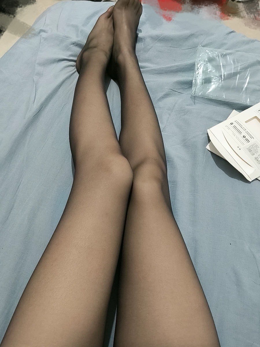 Ahakeem79's tweet photo. 有人舔B，有人舔脚。足控就是把那双刚脱丝袜、带着体温和骚味的脚，当B来吃吗？？？ https://t.co/hhagenvHDv
