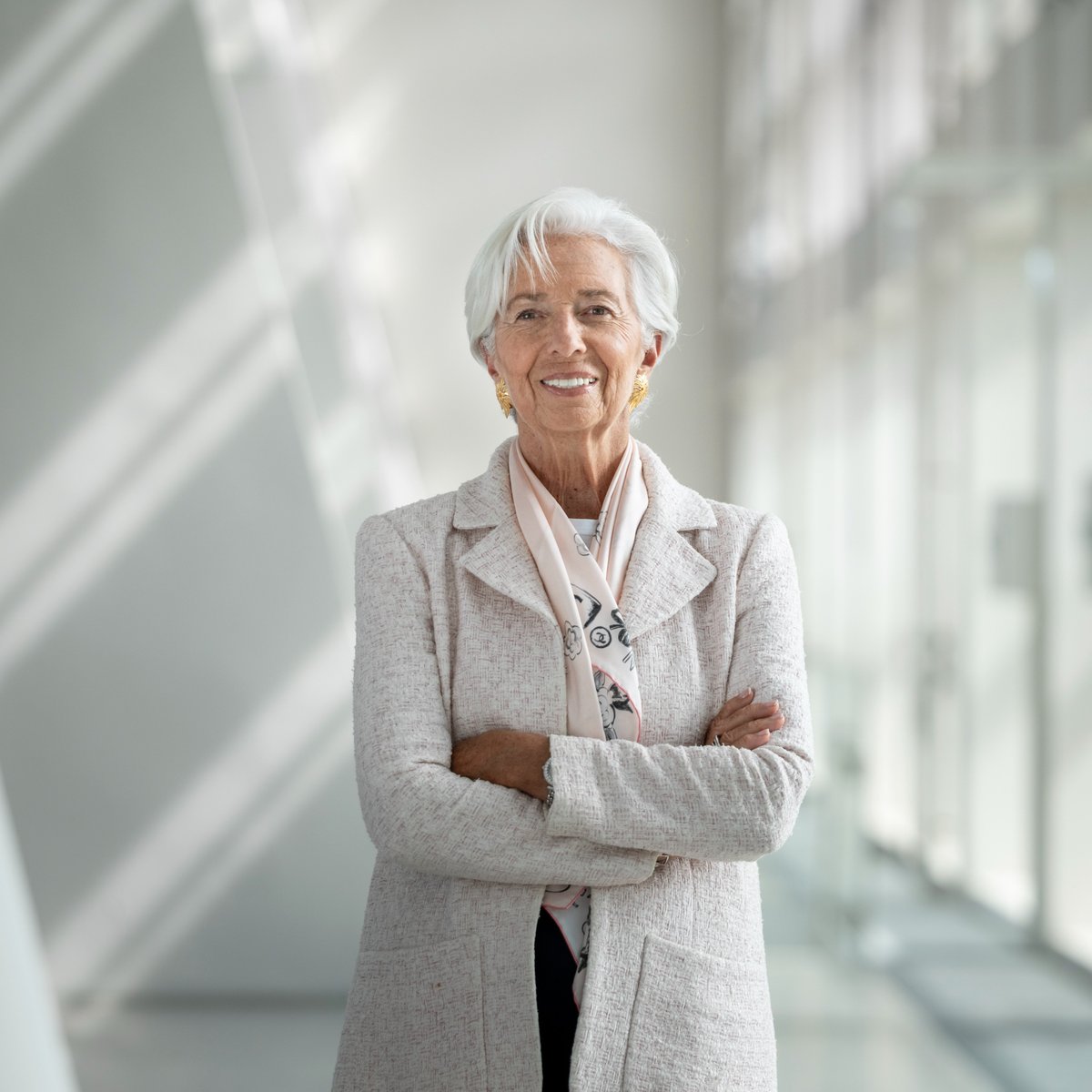 ESRBofficial's tweet photo. AI has the potential to offer many benefits to society. But it also poses risks, including for financial stability, says ESRB Chair Christine @Lagarde. This calls for particular attention in financial market trading, cyber resilience and geopolitics https://t.co/kUiJmeXB9U https://t.co/QQFaZuBrg8