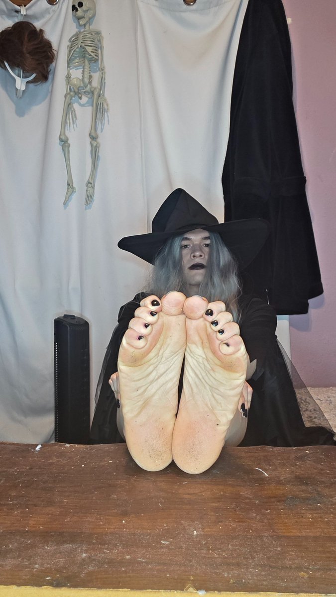 belathedragart's tweet photo. It's officially spooky month! 🎃

#feet #soles #toes https://t.co/QQ4sGrEHXo
