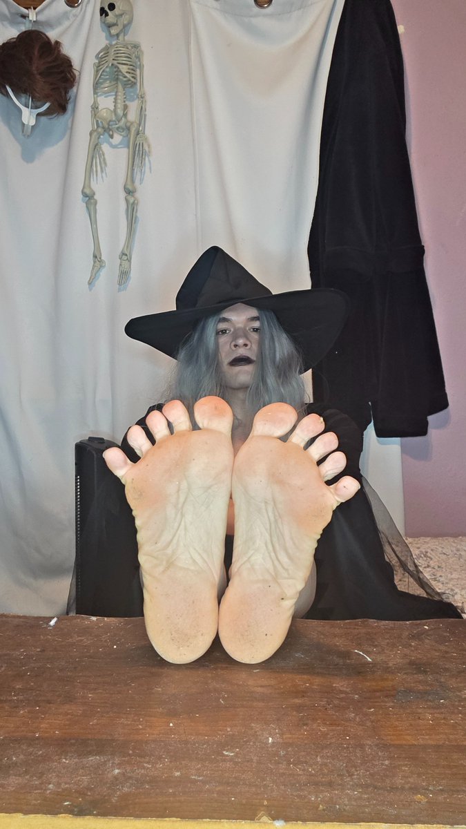 belathedragart's tweet photo. It's officially spooky month! 🎃

#feet #soles #toes https://t.co/QQ4sGrEHXo