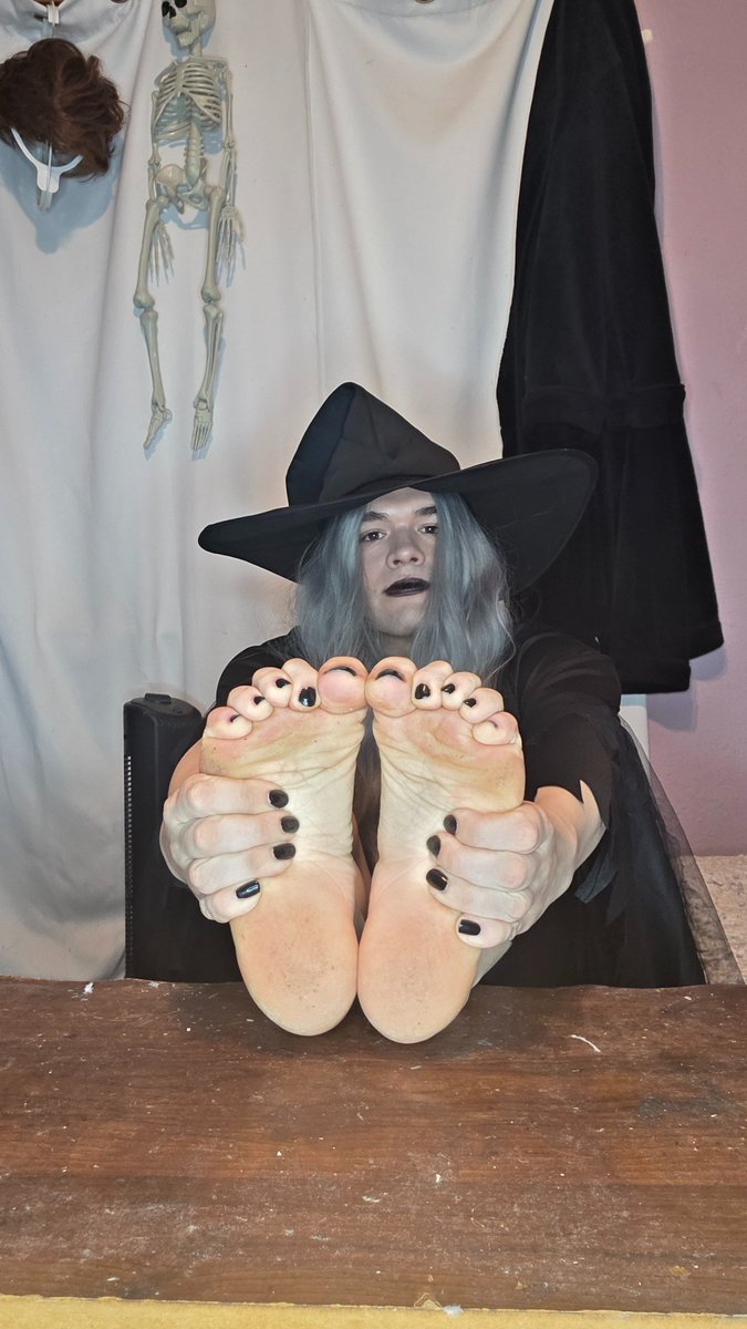 belathedragart's tweet photo. It's officially spooky month! 🎃

#feet #soles #toes https://t.co/QQ4sGrEHXo