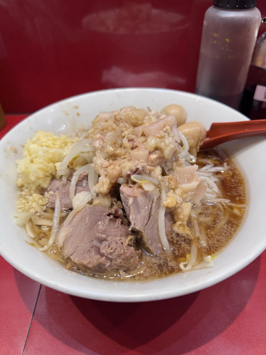 Juno4v3r's tweet photo. ラーメン二郎 西台駅前店 さん

ミニ（ニンニク、アブラ）

連休中お預けだった西台へ。

着丼したら、手違いでショウガ半分が😳
博氏から「食べていいよ」のアイコンタクトをいただき、有り難くいただきました🫶

久しぶりの西台、美味しさが染み渡る〜。
麺もスープも豚も神✨

ごちそうさまでした🙏 https://t.co/lc0JFWk3LN